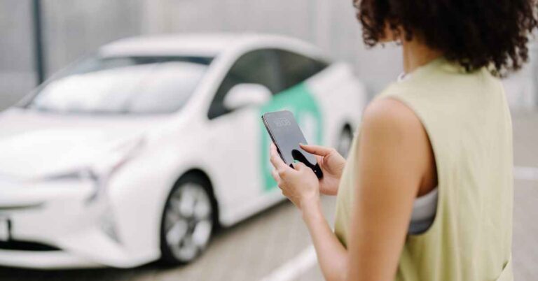 A woman using the Women Only ride-type in the Bolt app.